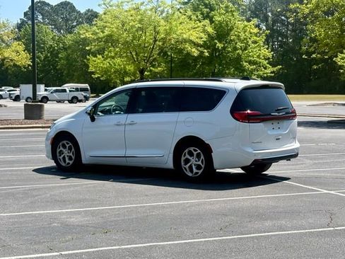 Used 2023 Chrysler Pacifica Limited image 4