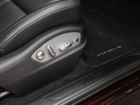 Certified 2024 Porsche Macan AWD/4WD image 19