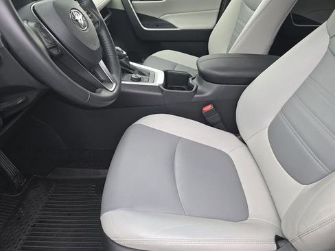 Used 2022 Toyota RAV4 XLE Premium image 9