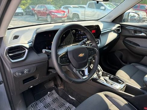 Used 2024 Chevrolet TrailBlazer LT w/ LT Cold Weather Package FWD image 17