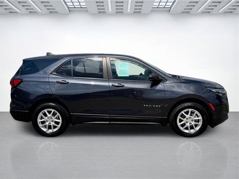 Used 2022 Chevrolet Equinox LS w/ LS Convenience Package image 4