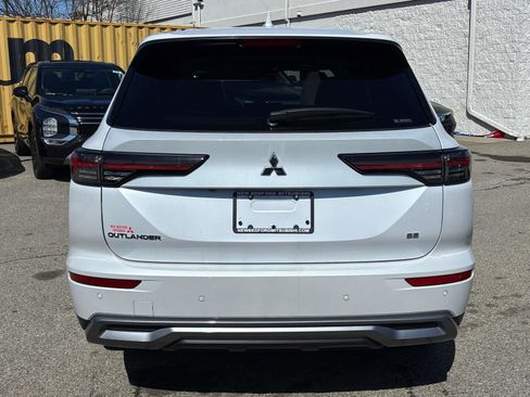 New 2025 Mitsubishi Outlander SE image 3