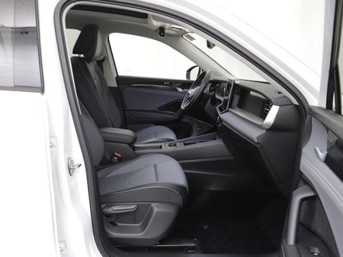 Used 2026 Volkswagen Tiguan SE w/ Panoramic Sunroof Package AWD/4WD image 18