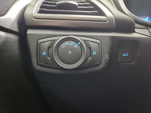Used 2017 Ford Fusion SE w/ Fusion SE Technology Package FWD image 11