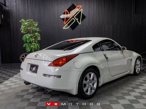 Used 2005 Nissan 350Z Coupe w/ (N93) Cargo Convenience Pkg image 2