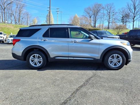 Used 2023 Ford Explorer XLT AWD/4WD image 2