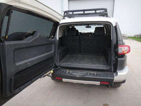 Used 2014 Toyota FJ Cruiser 2WD w/ Convenience Package image 33