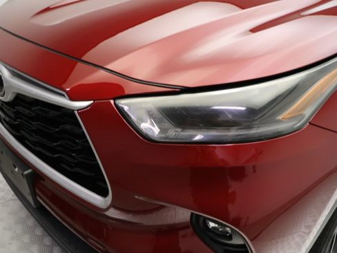 Used 2024 Toyota Highlander XLE FWD image 3