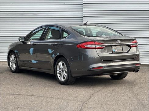 Used 2018 Ford Fusion SE image 3