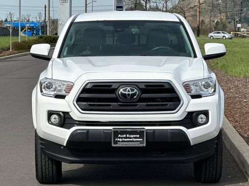 Used 2019 Toyota Tacoma SR5 AWD/4WD image 8