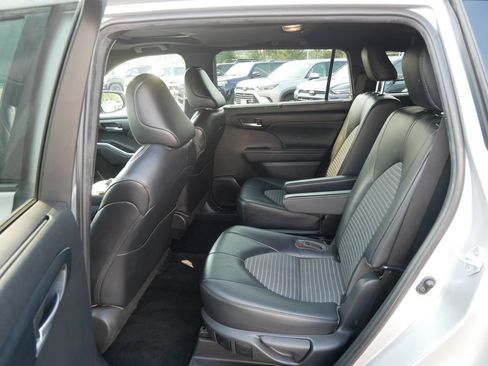 Used 2023 Toyota Highlander XSE AWD/4WD image 11