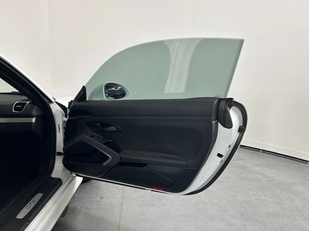 Certified 2016 Porsche Cayman GT4 RWD image 26