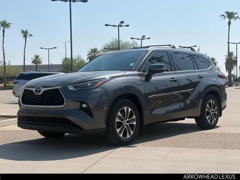 Used 2022 Toyota Highlander XLE AWD/4WD image 2