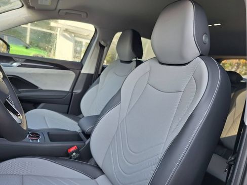 Used 2026 Volkswagen Tiguan SE FWD image 11