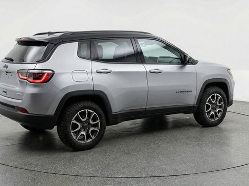 Used 2025 Jeep Compass Trailhawk image 9