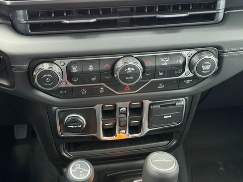 New 2026 Jeep Gladiator Sport AWD/4WD image 18