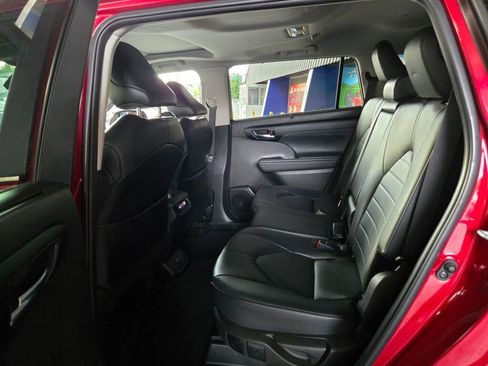 Used 2024 Toyota Highlander XLE image 10