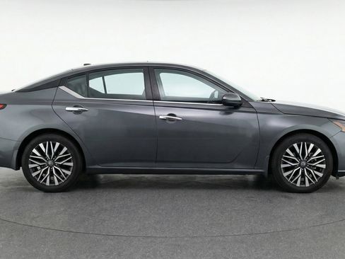 Used 2025 Nissan Altima 2.5 SV FWD image 11