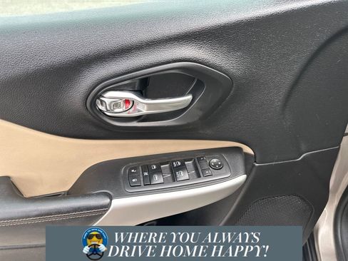 Used 2017 Jeep Cherokee Limited image 11