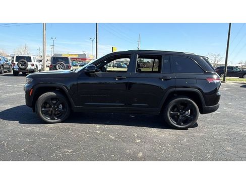 Used 2023 Jeep Grand Cherokee Altitude AWD/4WD image 4