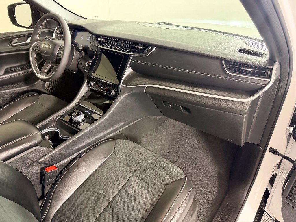 Used 2025 Jeep Grand Cherokee Altitude RWD image 41