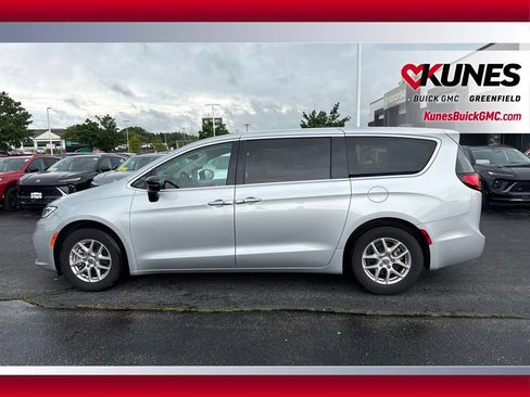 Used 2024 Chrysler Pacifica Touring-L FWD image 12