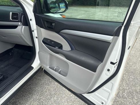 Used 2016 Toyota Highlander LE FWD image 26