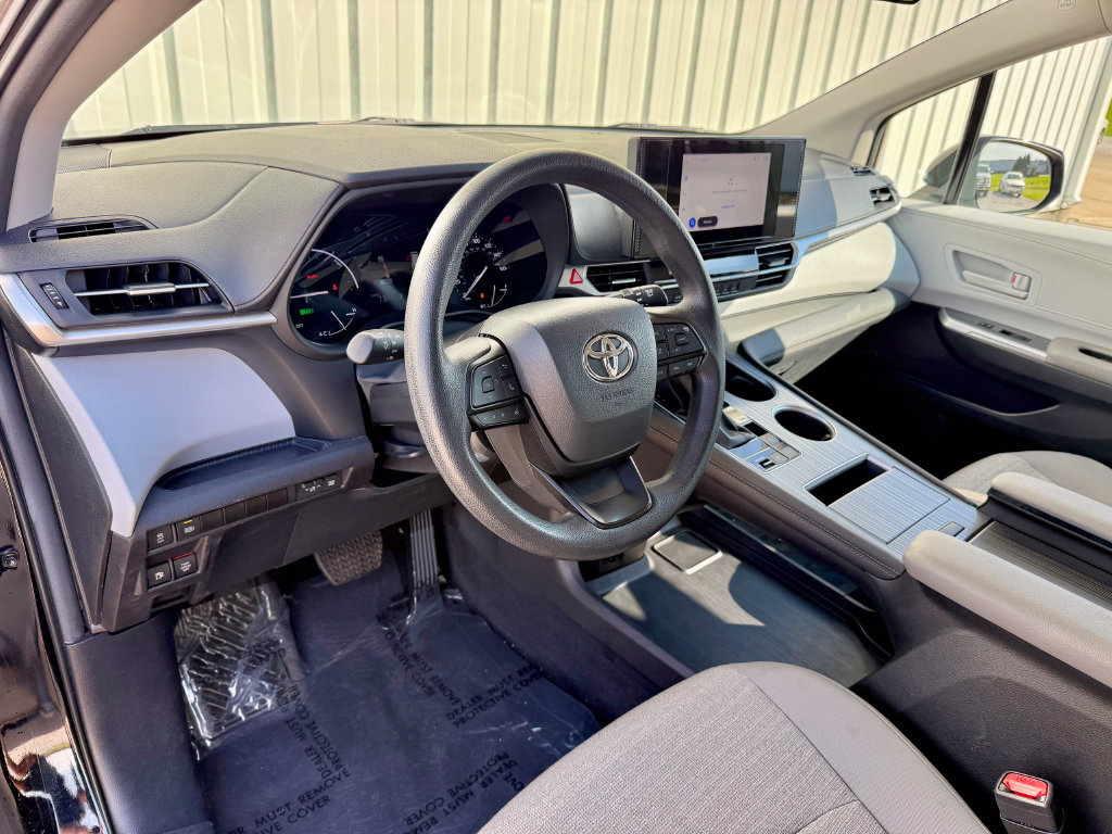 Used 2025 Toyota Sienna LE FWD image 10