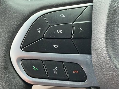 Used 2023 Chrysler Pacifica Limited FWD image 30