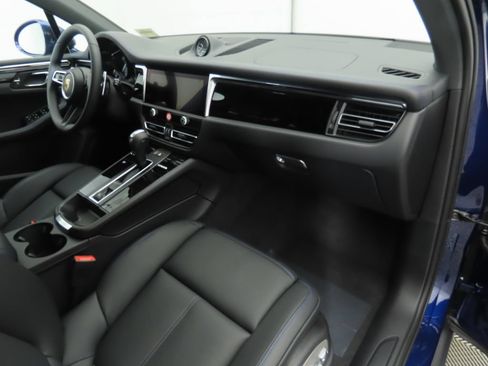 Used 2025 Porsche Macan AWD/4WD image 21