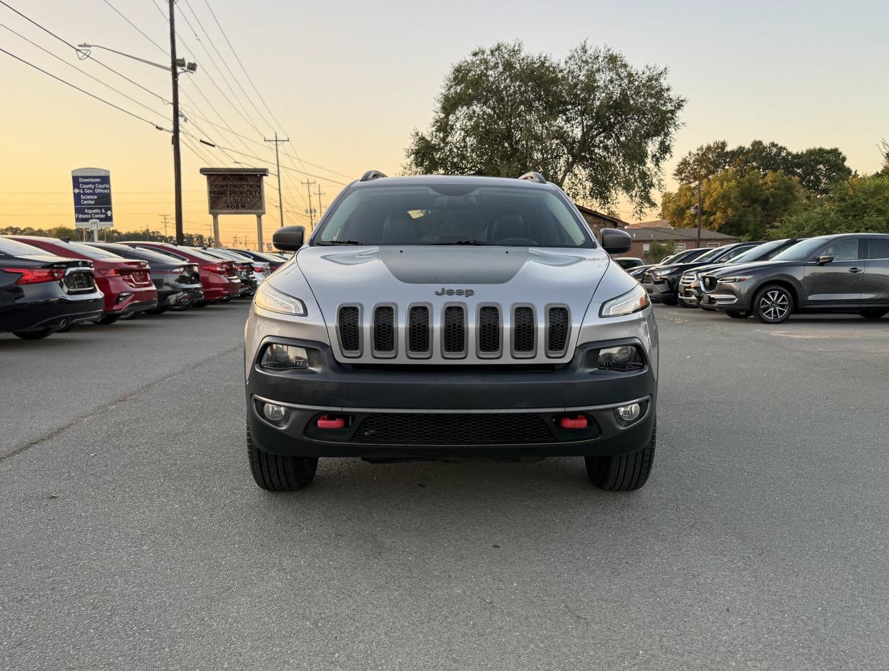 Used 2016 Jeep Cherokee Trailhawk w/ Comfort/Convenience Group AWD/4WD image 2