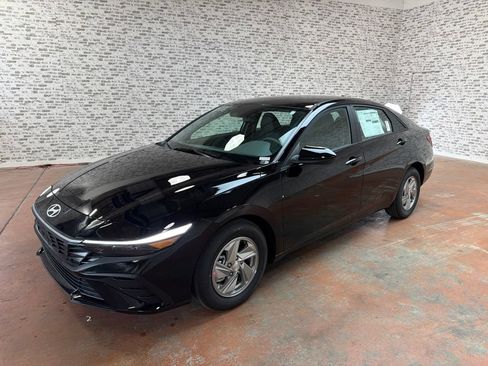 New 2026 Hyundai Elantra SE FWD image 3
