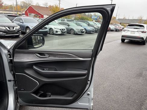 Used 2022 Jeep Grand Cherokee Limited image 17