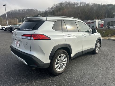 Used 2025 Toyota Corolla Cross LE image 2