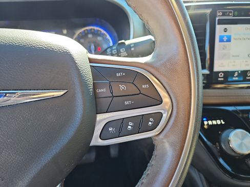 Used 2021 Chrysler Pacifica Limited w/ Uconnect Theater Family Group image 18