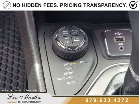 Used 2022 Jeep Cherokee Trailhawk AWD/4WD image 28