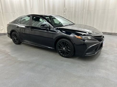 Used 2023 Toyota Camry SE FWD image 1