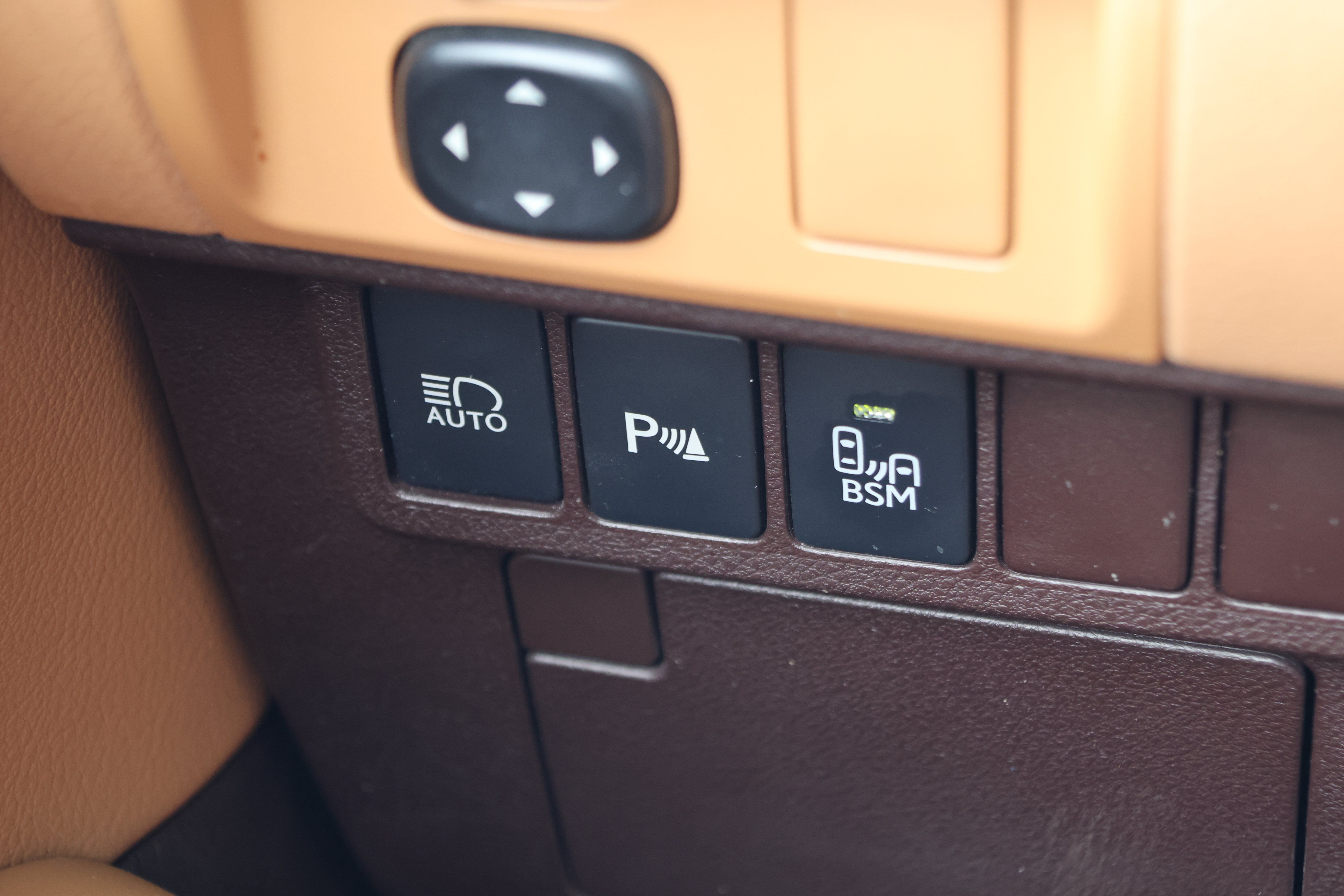 Used 2016 Lexus ES 300h w/ Luxury Package w/Wood Trim FWD image 16