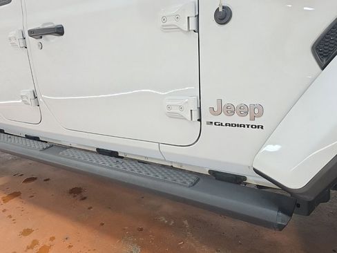 Used 2023 Jeep Gladiator Overland image 12