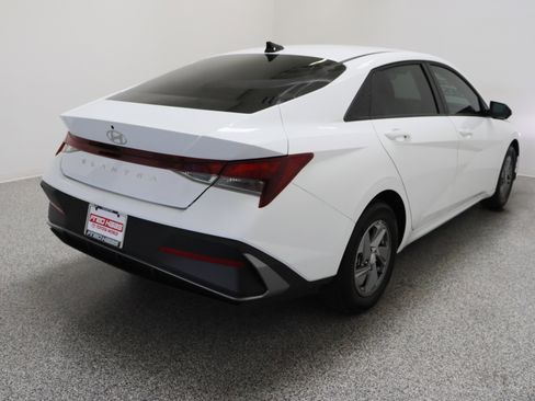 Used 2025 Hyundai Elantra SE FWD image 7