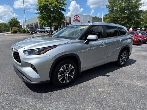Used 2024 Toyota Highlander XLE FWD image 1