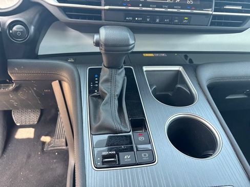 Used 2025 Toyota Sienna LE FWD image 19