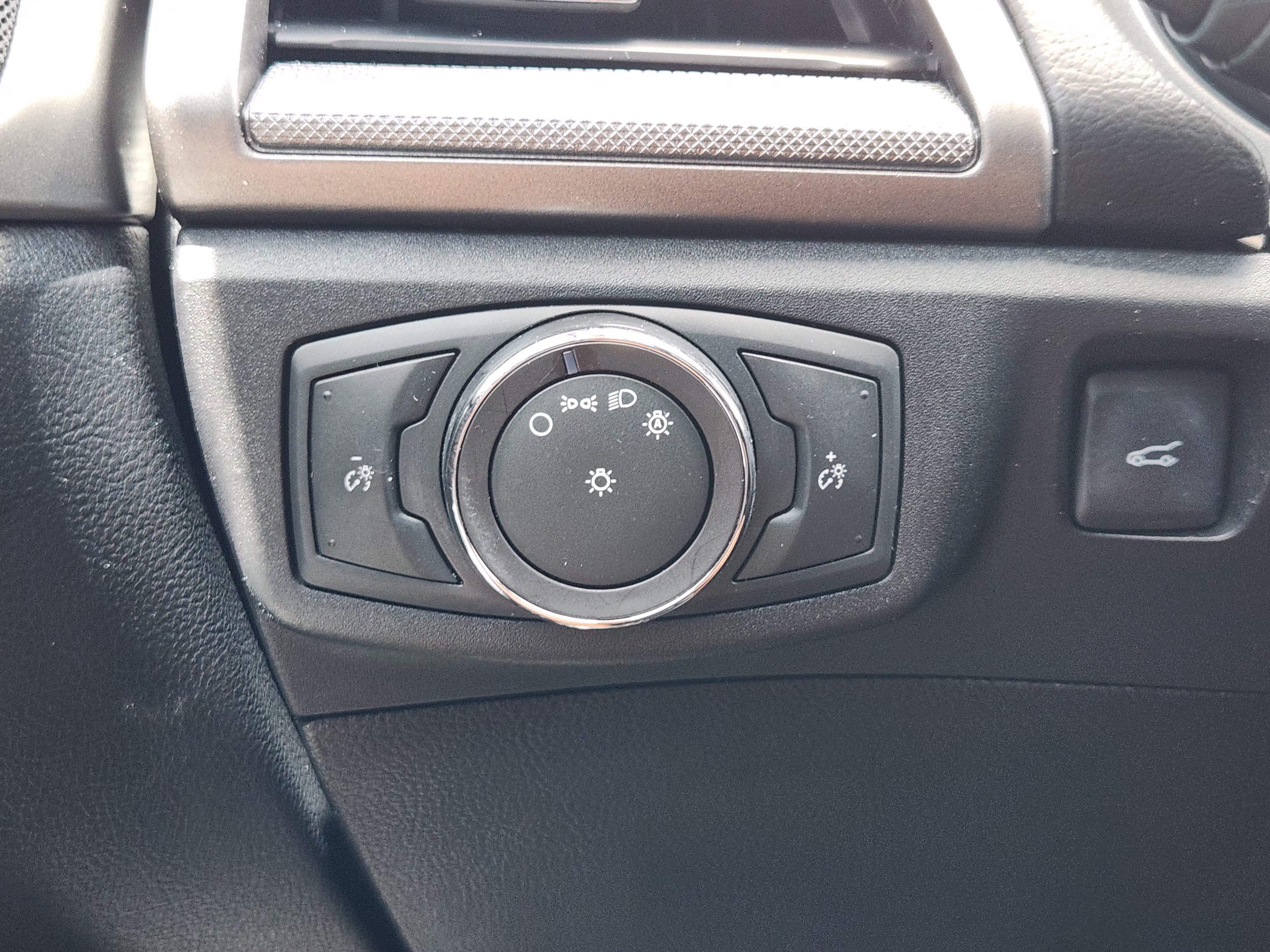 Used 2019 Ford Fusion SE FWD image 23