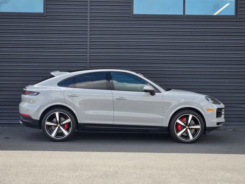 Used 2024 Porsche Cayenne S AWD/4WD image 8