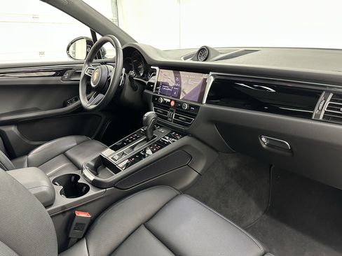 Certified 2025 Porsche Macan image 24