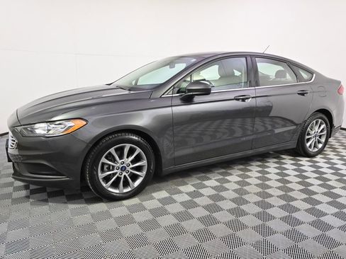 Used 2017 Ford Fusion SE image 2