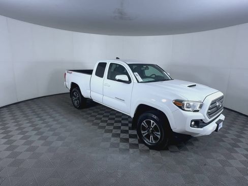 Used 2016 Toyota Tacoma TRD Sport w/ Towing Package AWD/4WD image 2