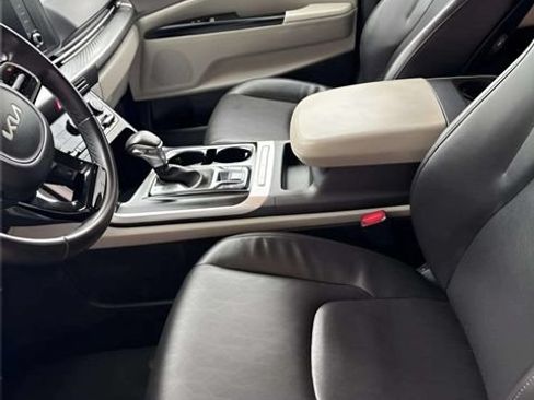 Used 2024 Kia Carnival LX FWD image 10