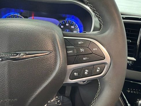 Used 2025 Chrysler Pacifica Select FWD image 12