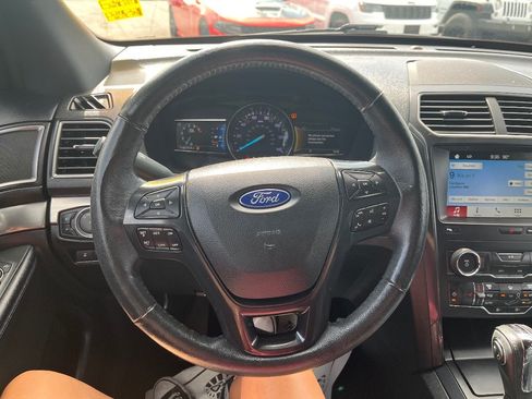 Used 2018 Ford Explorer XLT w/ Equipment Group 202A FWD image 17